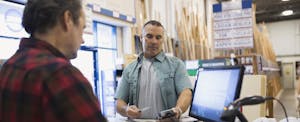 Man paying with credit card with low purchase APR