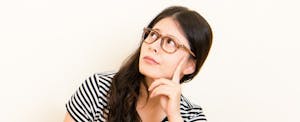 Una niña mira al cielo y piensa qué factores afectan sus puntajes de crédito